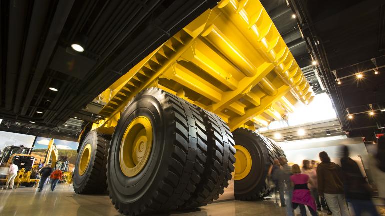 卡特彼勒公司游客中心内的一辆巨型翻斗车