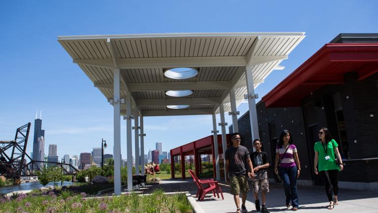 在中国城谭继平纪念公园内的芝加哥河探索 Ping Tom Boathouse 船库 在中国城谭继平纪念公园内的芝加哥河探索 Ping Tom Boathouse 船库