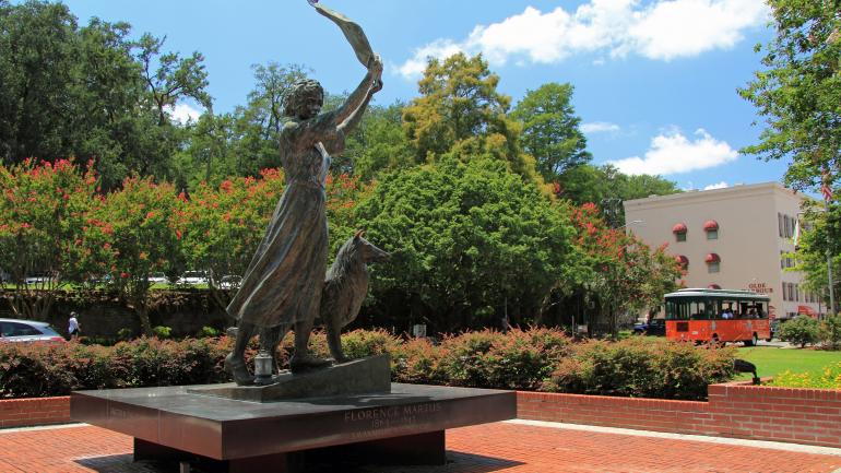 “挥舞的女孩”雕像位于佐治亚州萨凡纳的小河街旁