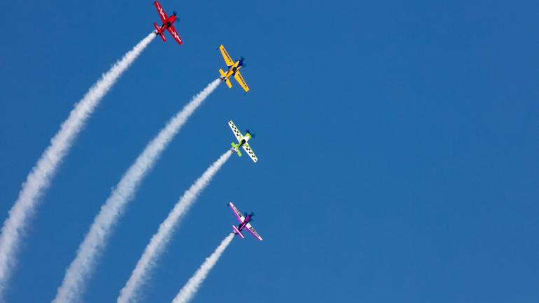 特技飞行员在芝加哥海空秀上高高翱翔在密歇根湖海岸线上方 特技飞行员在芝加哥海空秀上高高翱翔在密歇根湖海岸线上方