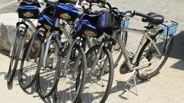 为自行车和滚轮游览而准备的排列整齐自行车 为自行车和滚轮游览而准备的排列整齐自行车