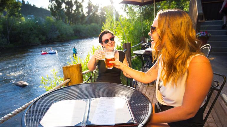 与好朋友一同畅饮精酿啤酒,然后品尝美味可口的农场直运菜肴 与好朋友一同畅饮精酿啤酒,然后品尝美味可口的农场直运菜肴