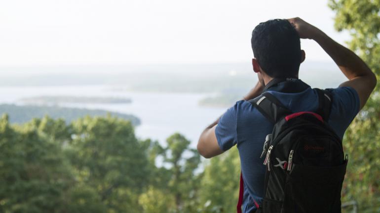 爬上叠翠山山顶，一览无敌景致