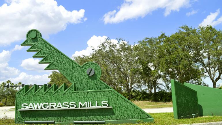 代表索格拉斯品牌折扣购物中心的可爱短吻鳄标志