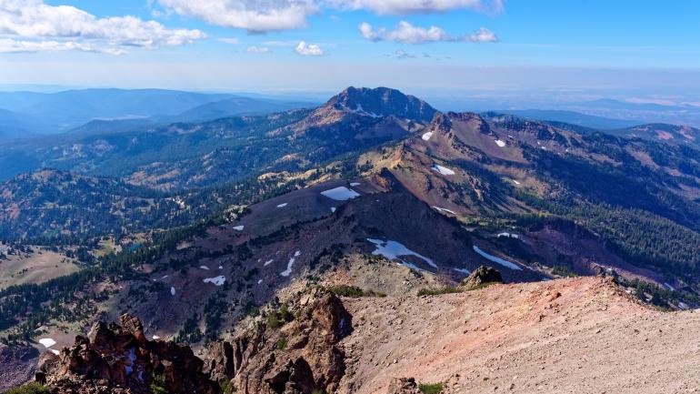 从拉森火山国家公园的拉森峰之巅欣赏迷人景致 从拉森火山国家公园的拉森峰之巅欣赏迷人景致