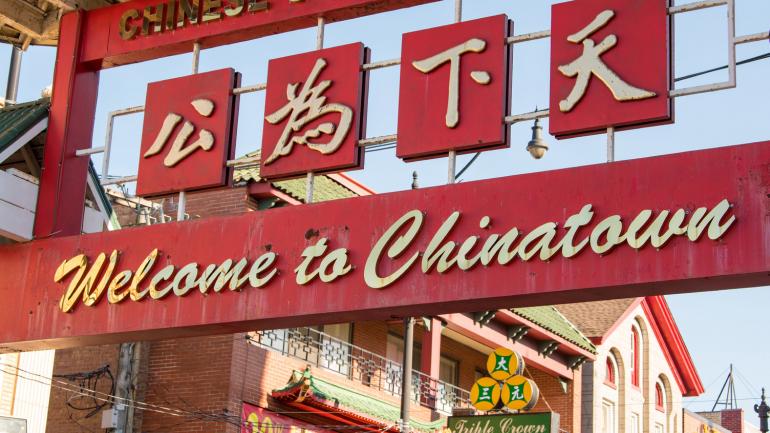 经典标志旨在欢迎游客光临芝加哥中国城最古老的区域 经典标志旨在欢迎游客光临芝加哥中国城最古老的区域