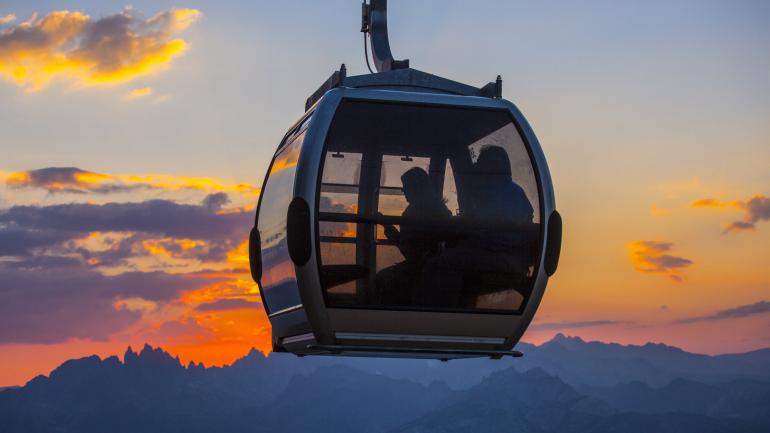 搭乘 Gondola 缆车，探索风景秀丽的马麦斯山