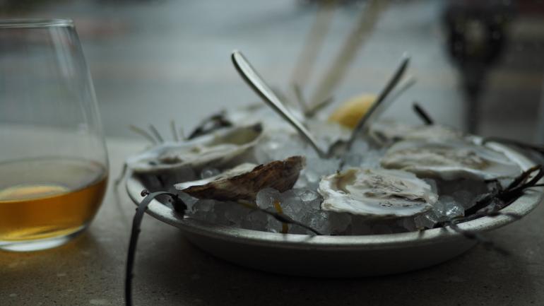直接从海湾送上餐桌的新鲜牡蛎令人垂涎欲滴 直接从海湾送上餐桌的新鲜牡蛎令人垂涎欲滴