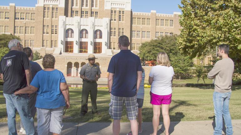 在公园管理员的带领下参观小石城中心高中国家历史遗址