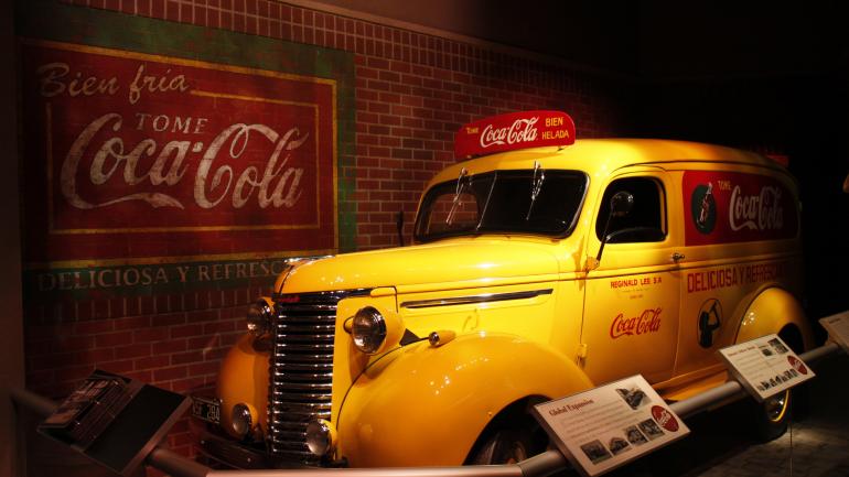 在可口可乐世界的饮料里程碑（Milestones of Refreshment）展厅中展出的一辆 1939 年的可口可乐雪佛兰运输车
