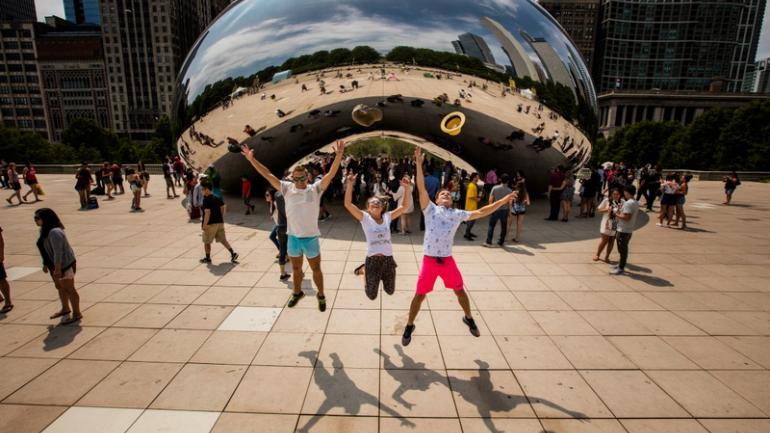 千禧公园内的云门雕塑(又称“豆子”) 千禧公园内的云门雕塑(又称“豆子”)