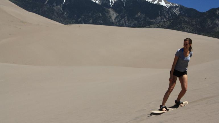 在大沙丘国家公园的沙丘上滑沙，体验沙尘肆意飞扬的快感