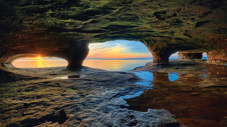 在日落时分划皮划艇前往 Rainbow Caves 洞穴欣赏最迷人的景色 在日落时分划皮划艇前往 Rainbow Caves 洞穴欣赏最迷人的景色