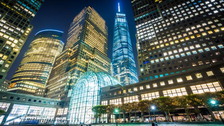 夜晚灯光闪烁的布鲁克菲尔德购物中心