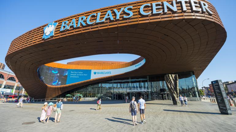 巴克莱中心外侧