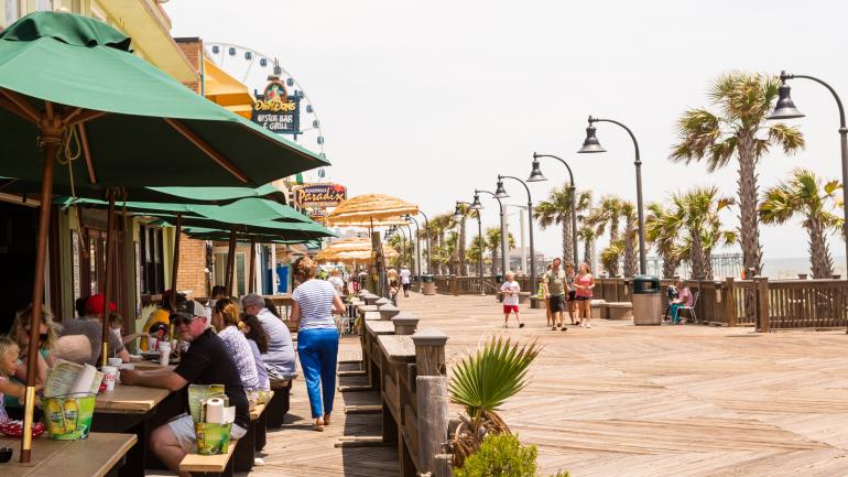 食客们在栈道上一边呼吸清新的空气一边享受午餐
