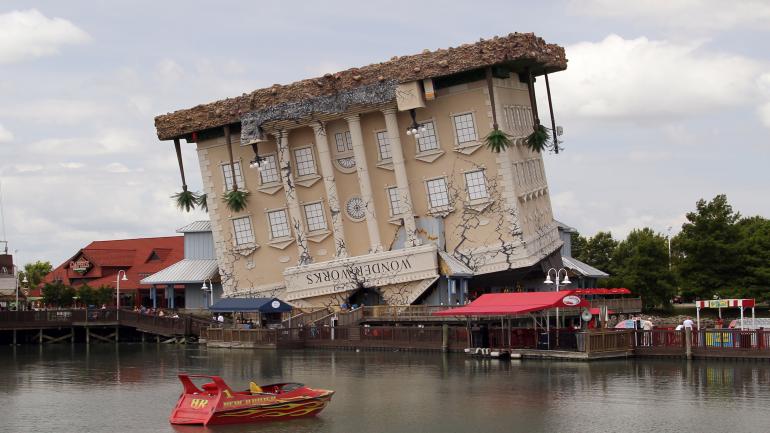 颠倒屋游乐园采用将整个房屋上下颠倒的外观设计