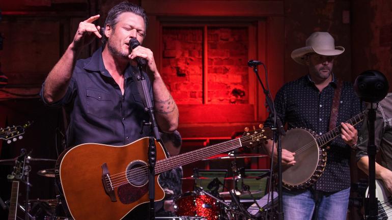 乡村歌手布雷克·谢尔顿在位于俄克拉荷马州蒂肖明戈的 Ole Red 餐厅表演