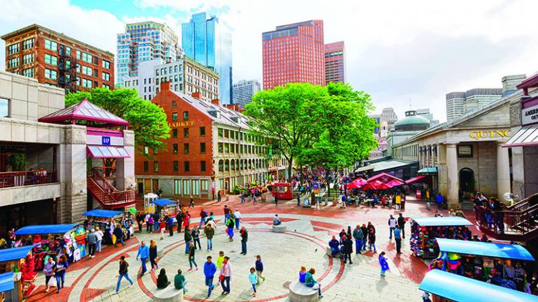 当地企业和农场在昆西农贸市场布置摊位