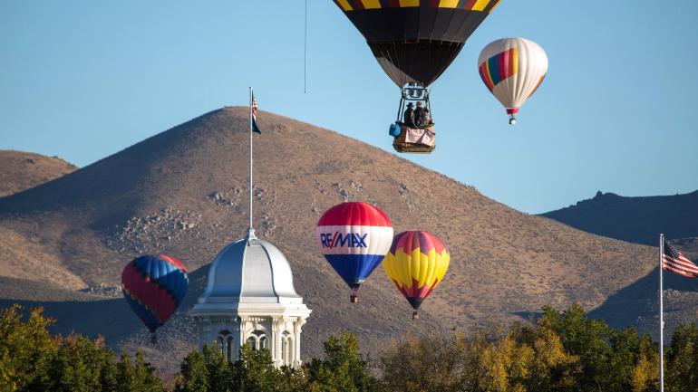 漂浮在里诺上空的热气球