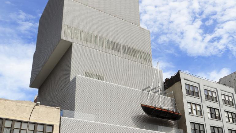 新当代艺术博物馆位于包厘街上，展示了当地当代艺术家的最新艺术品