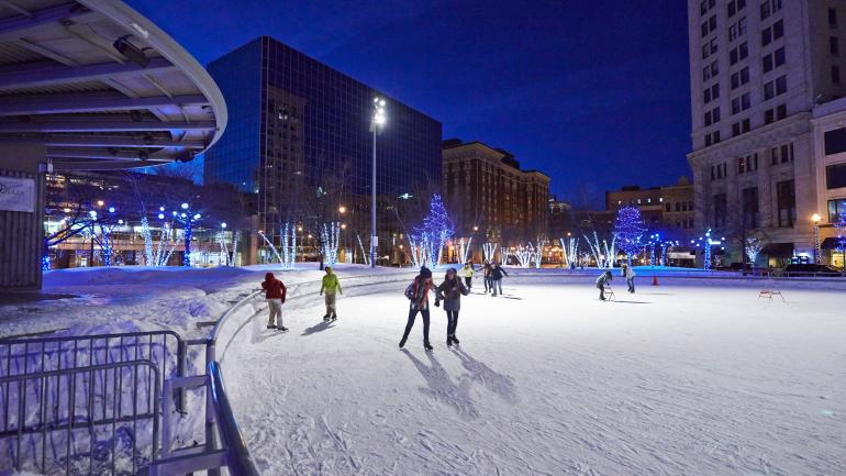 罗莎公园圆环滑冰场的滑冰者