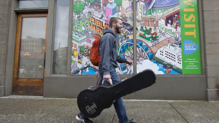 参加在华盛顿州西雅图举办的为期三天的音乐盛会上游音乐节