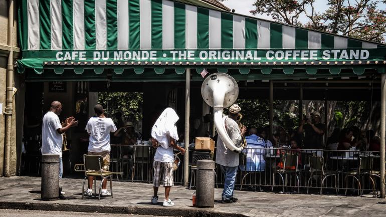 一个爵士乐队在杜梦咖啡馆的庭院内为客人表演 一个爵士乐队在杜梦咖啡馆的庭院内为客人表演