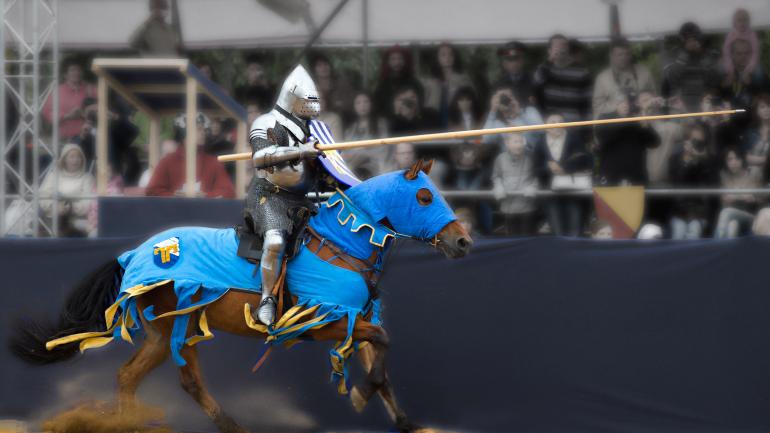 一群人在格斗时为他们喜爱的骑士加油喝彩