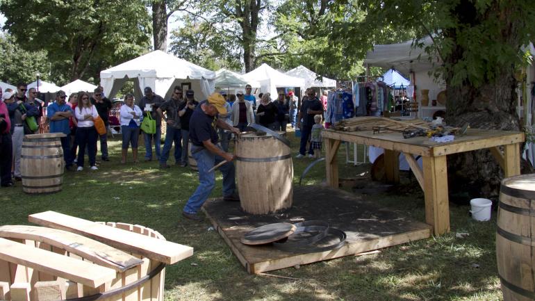 肯塔基波本威士忌节上一名熟练的手工艺人在认真制作木桶