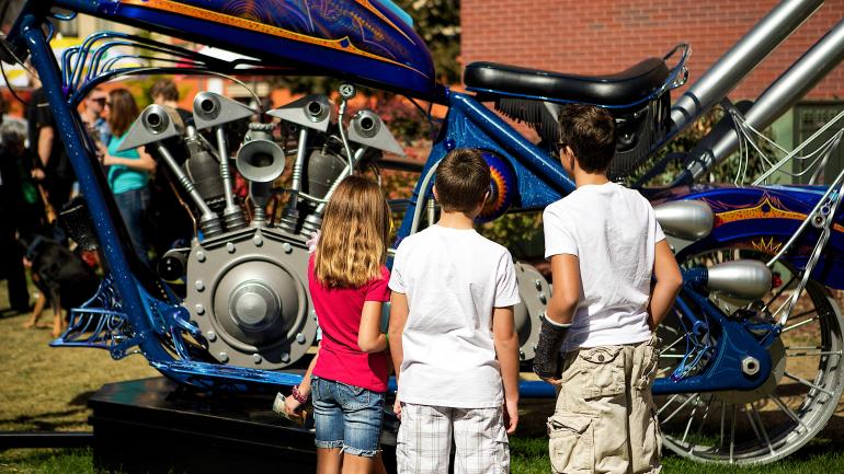 孩子们在艺术奖节日上欣赏一尊展出的雕塑，这个节日是世界最大的艺术节之一