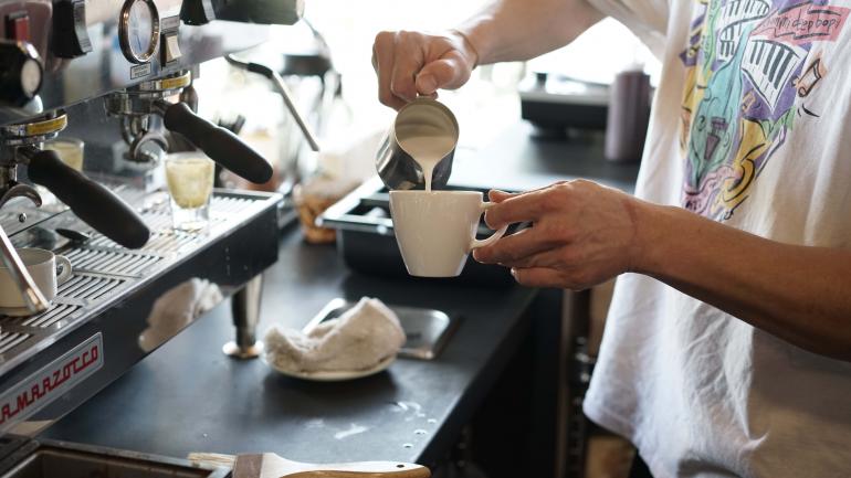 波特兰一家当地咖啡店的咖啡师正在制作咖啡 波特兰一家当地咖啡店的咖啡师正在制作咖啡