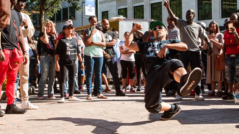 亚特兰大街头的霹雳舞表演