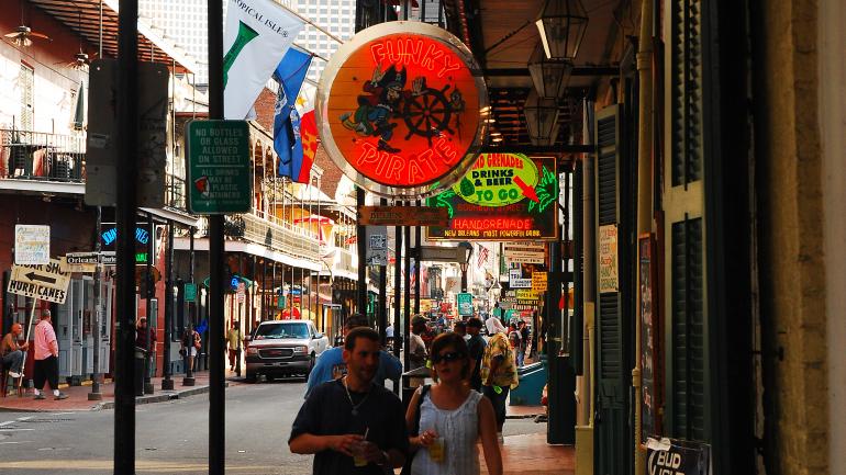 一对情侣经过法国区的 Fritzel's European Jazz Pub 爵士乐酒吧