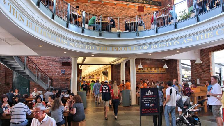 法尼尔厅市场的购物者