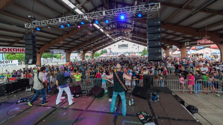 为期四天的 Mudbug Madness 狂欢节中，乐队在什里夫波特市中心表演