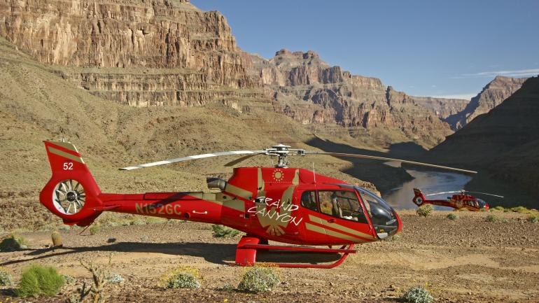 Papillon 直升飞机降落在大峡谷底部的科罗拉多河岸边