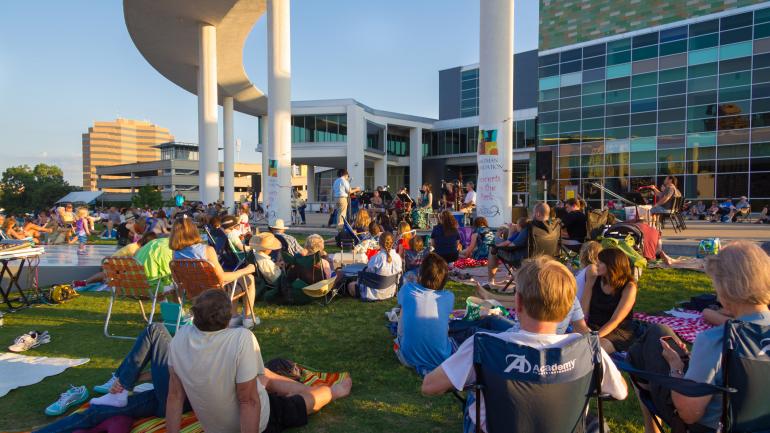 在德克萨斯州奥斯汀表演艺术中心的草坪上