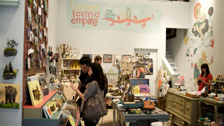 顾客正在浏览一家 Tender Loving Empire 零售店内的商品 顾客正在浏览一家 Tender Loving Empire 零售店内的商品