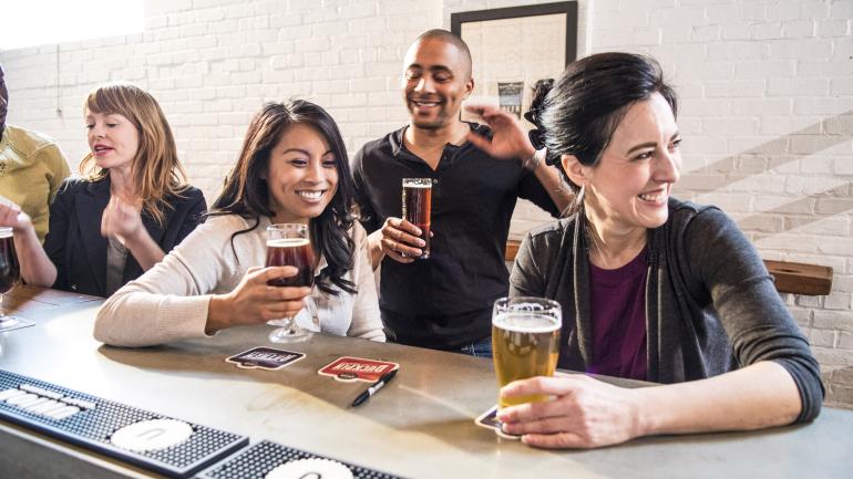 在 Union Craft Brewing 啤酒厂品尝啤酒 在 Union Craft Brewing 啤酒厂品尝啤酒