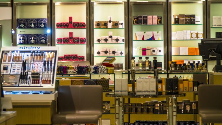 新奥尔良 Outlet Collection at Riverwalk 商场展出的高档香水和化妆品