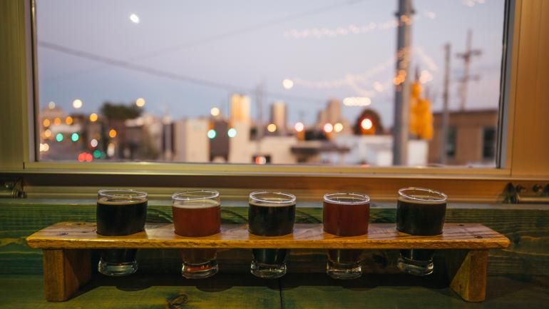 在大急流城 70 多家酿酒厂中的一家品尝美酒