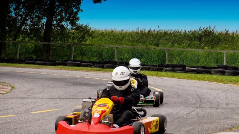 在 Broadway Grand Prix 家庭赛车乐园参加卡丁车比赛