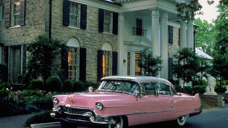 猫王埃尔维斯·普雷斯利的粉色凯迪拉克停放在田纳西州孟菲斯的雅园宅邸前