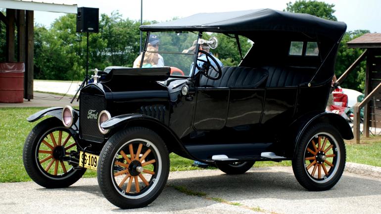 展出的一辆福特 T 型小汽车 展出的一辆福特 T 型小汽车