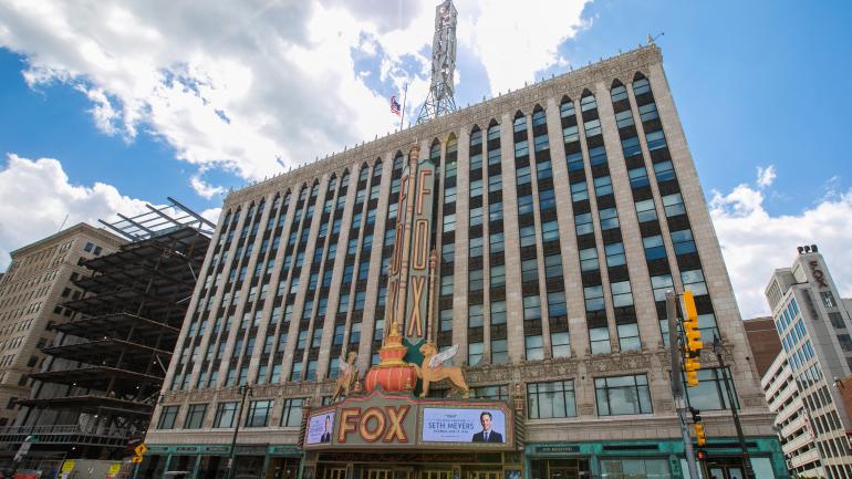 福克斯剧院全年举办各种专业现场戏剧表演和音乐会活动