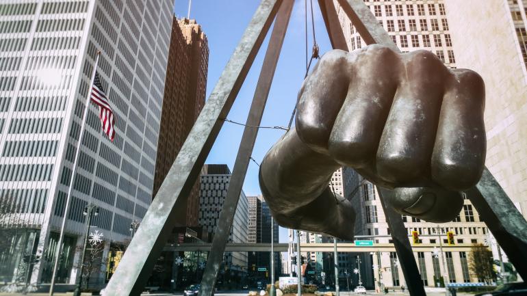 哈特广场上的“重拳”纪念碑是为了纪念伟大的重量级拳击手乔•路易斯而建立的