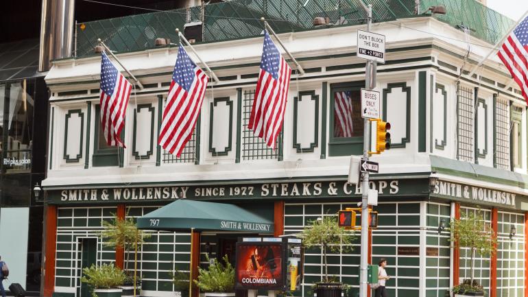 49 街和第三大道拐角处史密斯&沃伦斯基餐厅的外观