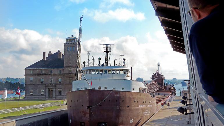 一艘货轮穿过苏水闸 一艘货轮穿过苏水闸