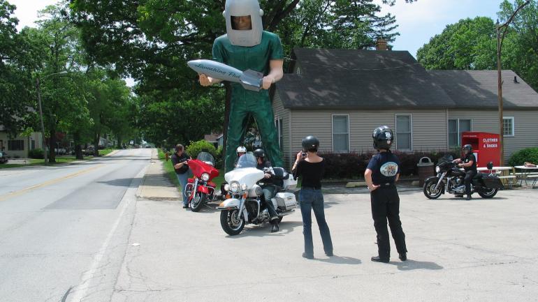 九米高的纤维玻璃雕塑，即标志性的吉米尼巨人